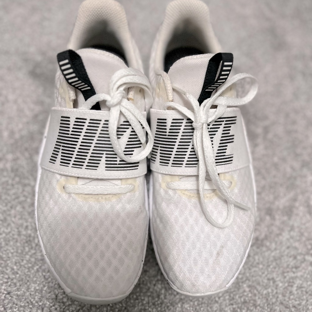 Nike white sneakers 5.5 WOMENS.. SIZE 6 FOR YOUTH